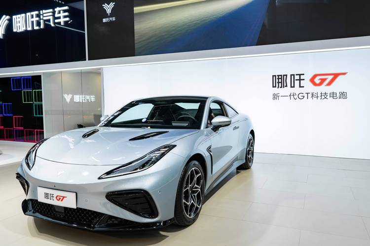 惠州61哪吒汽车在智能汽车领域的表现，领途汽车在新能源汽车市场中的影响力